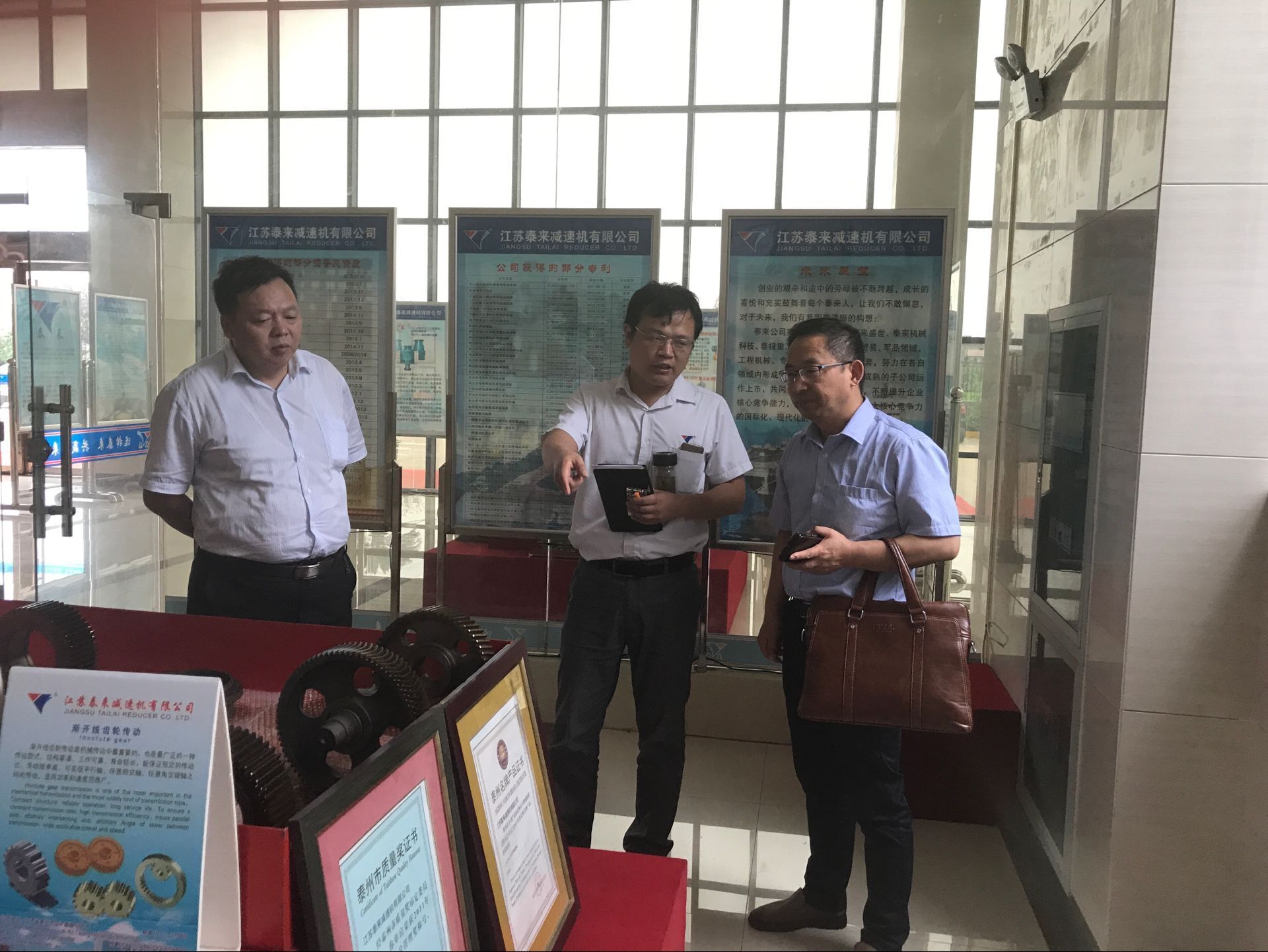 8月29日，南京航天航空大學(xué)周飛教授來公司考察科技創(chuàng)新項目